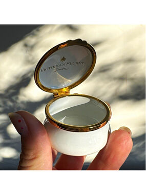 Victoria's Secret London England White Hinged Trinket Box w/ Box & Card